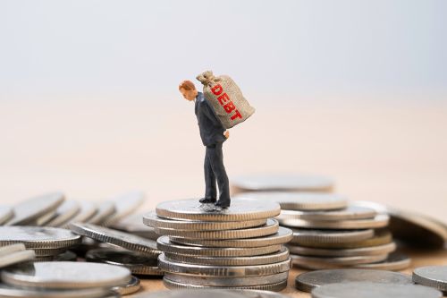 Foto: Figur mit Schuldensack auf dem Rücken